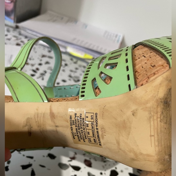 Guess - Picture 6 of 6